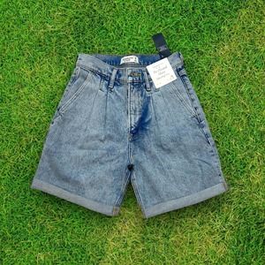 NWT Abercrombie & Fitch Mom Denim Ultra High Rise The Pleated Short Size 26